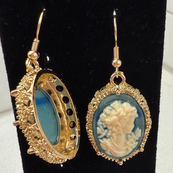 Large Cameo Dangle Earrings NWOT - Picture 3 of 5